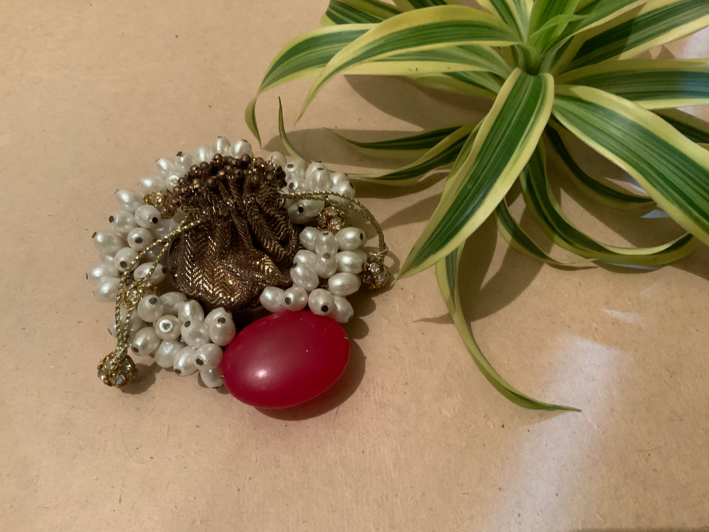 White pearls & golden pouch